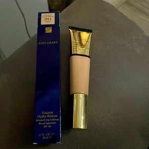 Estée Lauder foundation. SPF 45 Shade 2W1 Dawn.